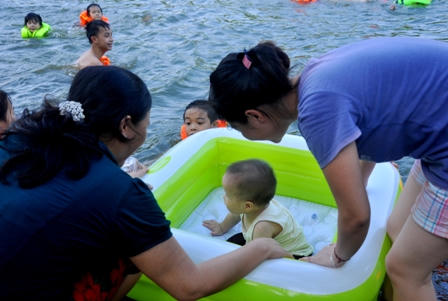 Đua nhau đi tắm"giải nhiệt" ở chùa Thầy